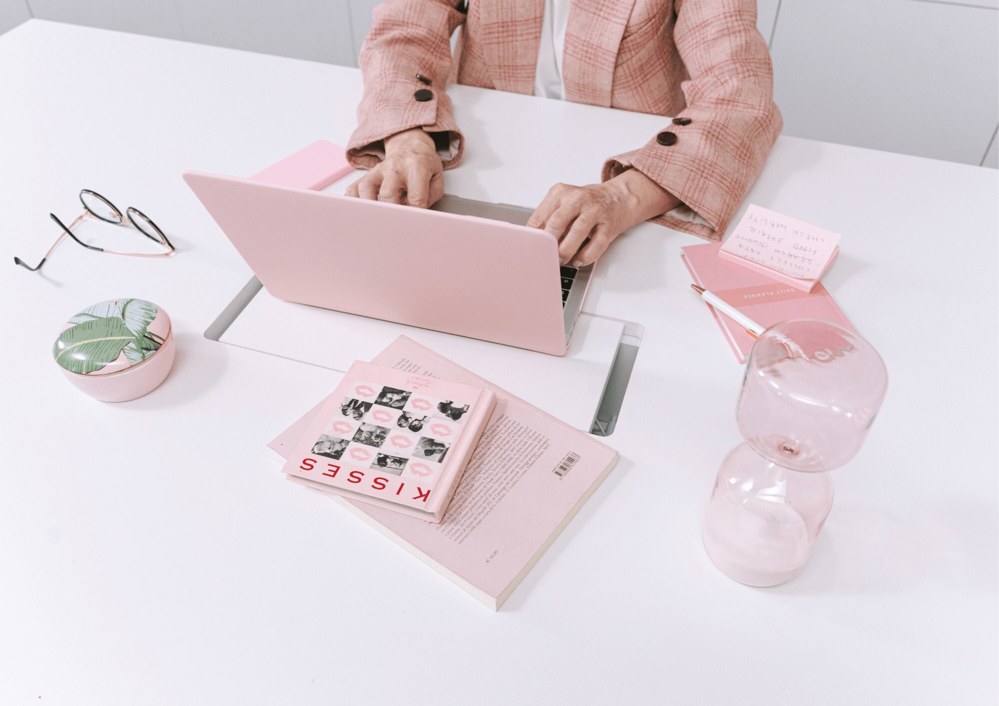 Entrepreneure en webdesign travaillant sur Canva avec l’intelligence artificielle pour optimiser sa productivité professionnelle