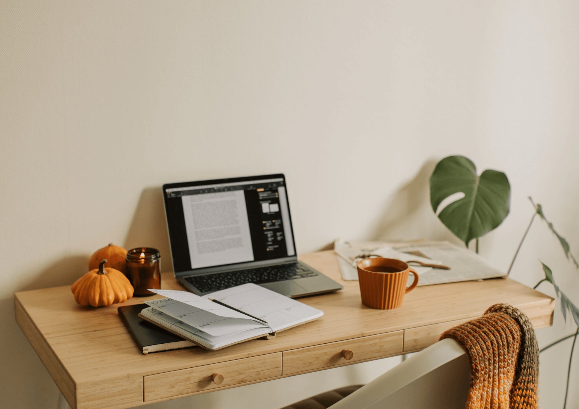 Bureau minimaliste avec ordinateur portable et carnet illustrant la préparation d’une stratégie réseaux sociaux pour 2026